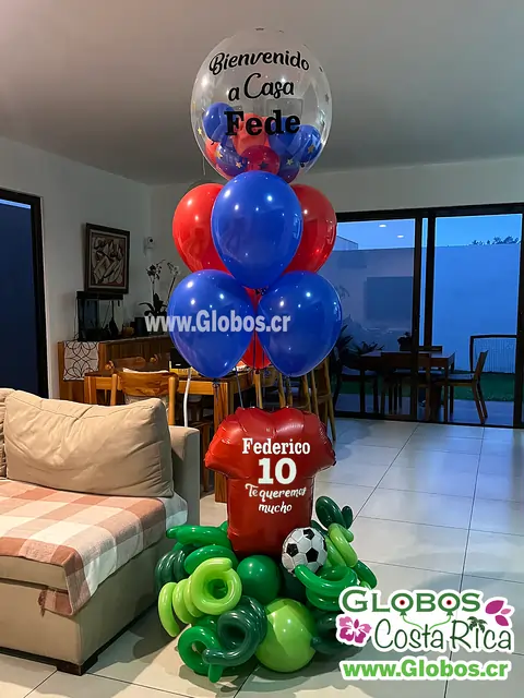 Arreglo de globos de fútbol personalizado para dar la bienvenida a Fede en casa.