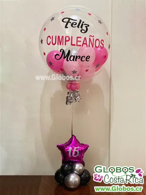 Arreglo de globos para los 15 años de Marce con diseño personalizado en tonos rosa, negro y plateado.