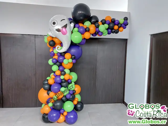 Arco de globos con temática de Halloween, con fantasma divertido y colores vibrantes para decorar tu fiesta.