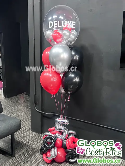 Decoración empresarial personalizada para aniversario con diseño moderno en tonos rojo, negro y plateado.