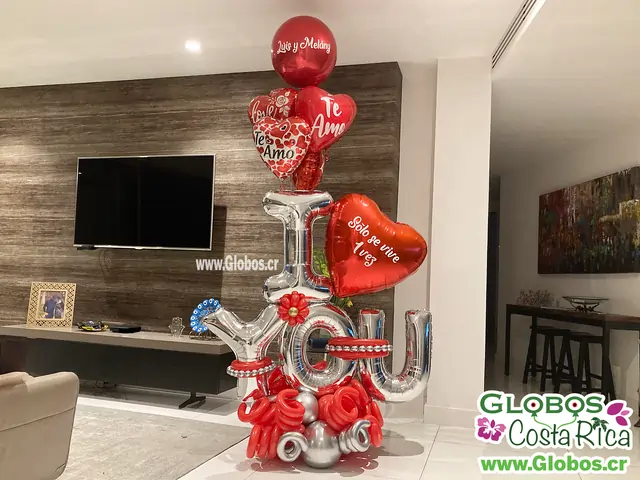 Decoración de globos rojos y plateados con forma de "I LOVE YOU", ideal para sorprender a una pareja enamorada.