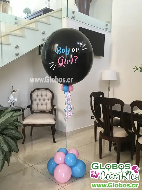 Decoración de globo negro con el texto "Boy or Girl?" ideal para revelar el género del bebé en una fiesta especial.