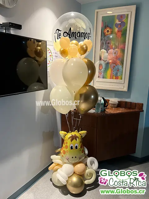 Arreglo de globos con mensaje de amor y figura de jirafa para celebración de maternidad.