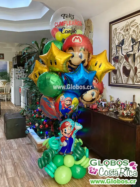 Arreglo de globos temático de Super Mario para el cumpleaños de Camilo, con globos de estrellas y colores vibrantes.