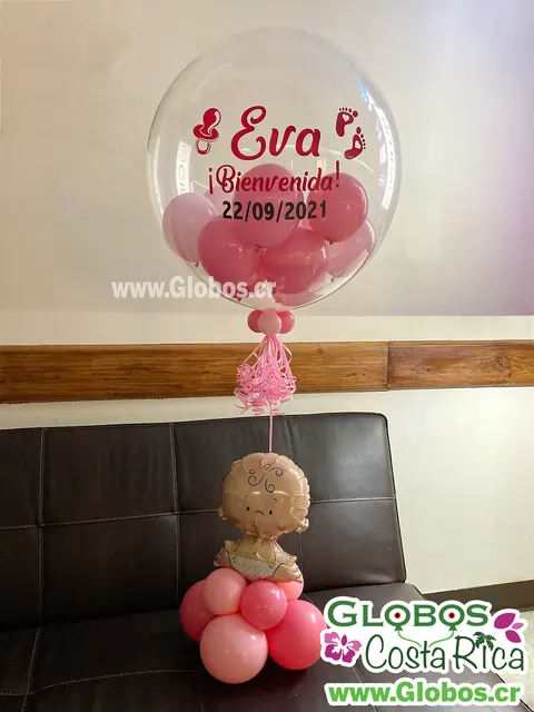 Arreglo de bienvenida con globos en tonos rosados para el nacimiento de Eva, personalizado con su fecha de nacimiento.