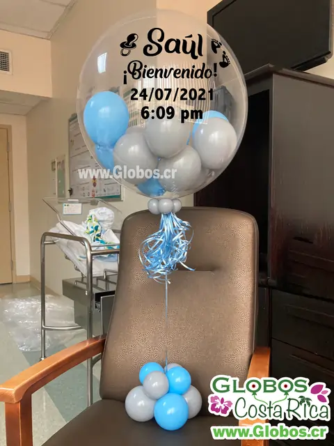 Arreglo de globos azul y gris para dar la bienvenida a Saúl, con detalles personalizados de su fecha y hora de nacimiento.