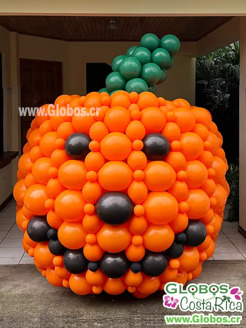 Calabaza gigante de globos naranjas y negros para decoración de Halloween.