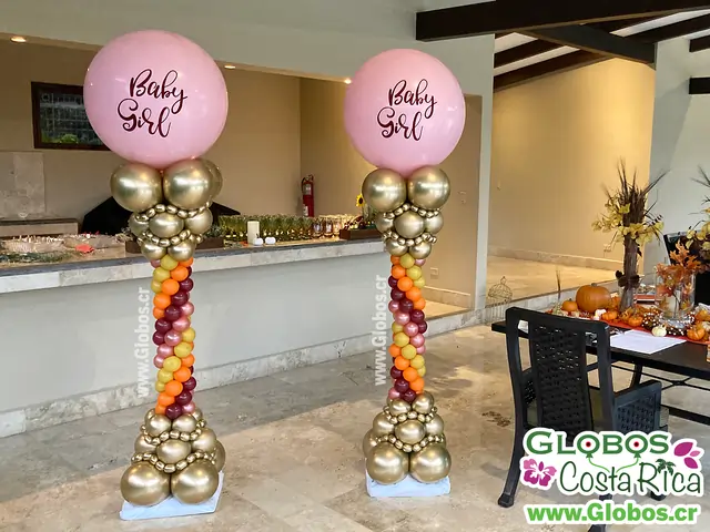 Columnas de globos decorativas con mensaje Baby Girl en tonos dorados, rosados y otoñales, perfectas para un baby shower.