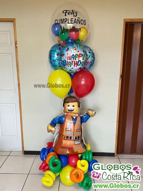 Decoración de cumpleaños con globos de LEGO y colores vibrantes.