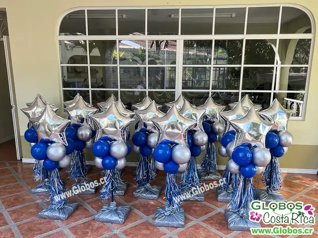 Centros de mesa con globos en tonos plateados y azules, perfectos para una celebración memorable.