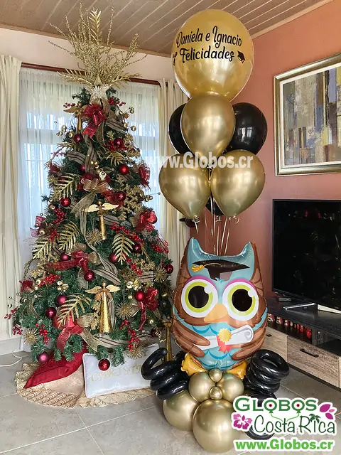 Decoración de globos para celebrar la graduación de Daniela e Ignacio, con un búho temático en dorado y negro.