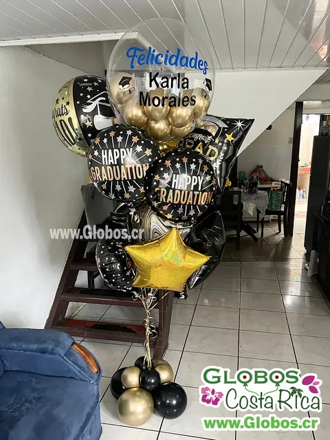 Arreglo de globos para graduación con detalles en negro, dorado y mensajes personalizados para celebrar este logro especial.