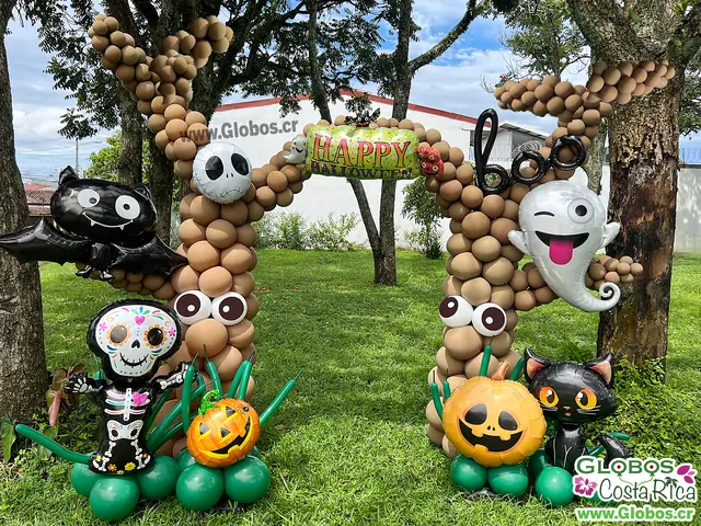 Decoración de Halloween con globos en forma de árboles y personajes festivos, perfecta para exteriores.