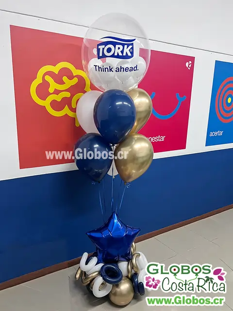Arreglo de globos de helio con burbuja personalizada y base decorativa para ambientar un espacio profesional.