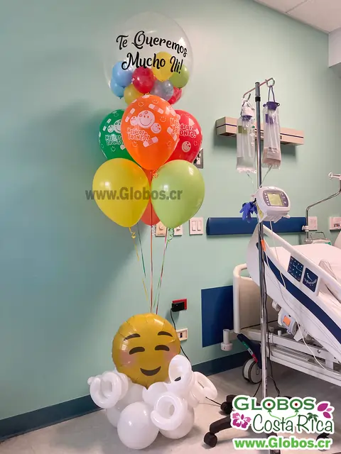 Globos con mensajes de mejoría para un ser querido en un hospital, decoración con globos coloridos y un emoji sonriente.