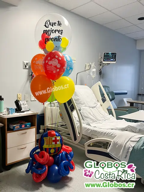 Arreglo de globos del equipo de fútbol favorito para desear pronta recuperación a un paciente.