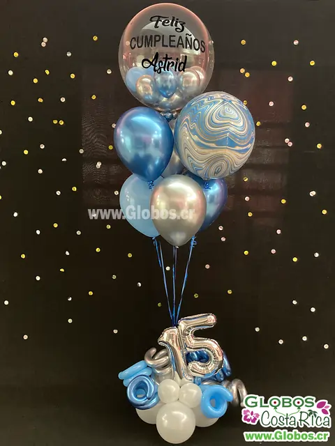 Arreglo de globos en tonos azules y plateados con número 15 para cumpleaños de Astrid.