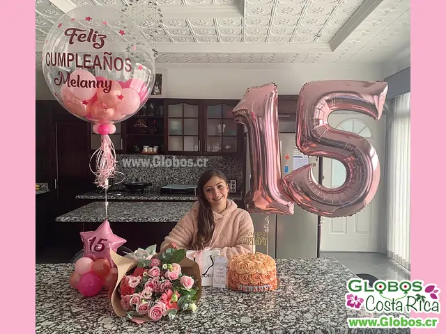 Decoración de globos rosados para los 15 años de Melanny con una gran celebración familiar.