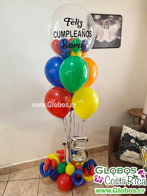 Arreglo de globos multicolor para el cumpleaños de 15 años de Sara con globo transparente personalizado.