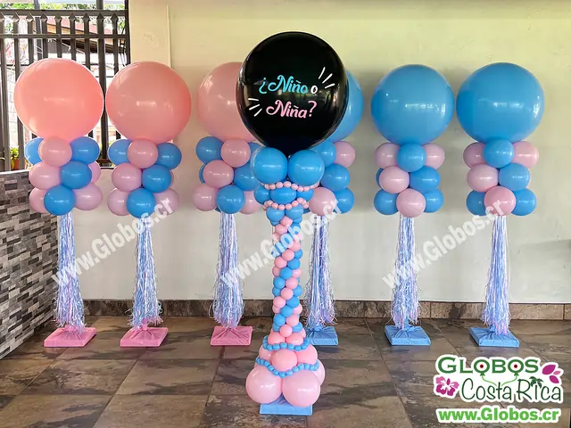 Decoración con globos de revelación de género en colores rosa y celeste para celebrar un emocionante momento familiar.