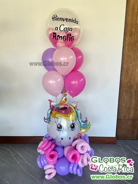 Arreglo de globos de unicornio en colores pastel para dar la bienvenida a casa a Amelie.